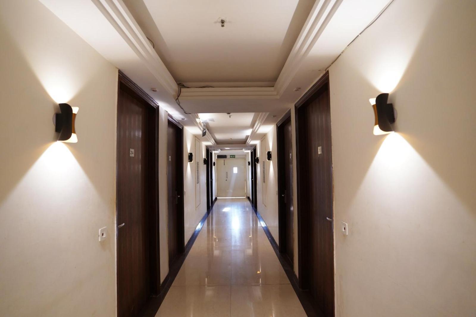 Hotel Leo Saffron - Pitampura 德里 外观 照片